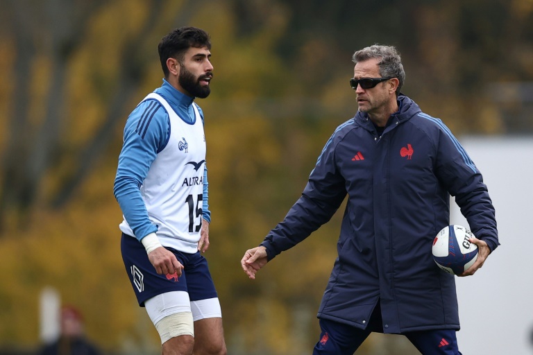 L'arrière des Bleus Romain Buros et le sélectionneur de l'équipe de France de rugby  Fabien Galthié lors d'un entraînement à Marcoussis le 13 novembre 2024 au sud de Paris