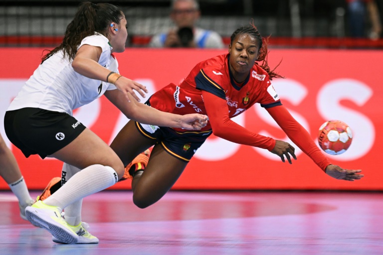 Danila So Delgado (à droite) lors de la victoire face au Portugal le 28 novembre 2024 à Bâle. L'arrière gauche espagnole, âgée de 23 ans, a été identifiée comme une menace par le sélectionneur des Bleues avant le France-Espagne du tour préliminaire de l'Euro de hand