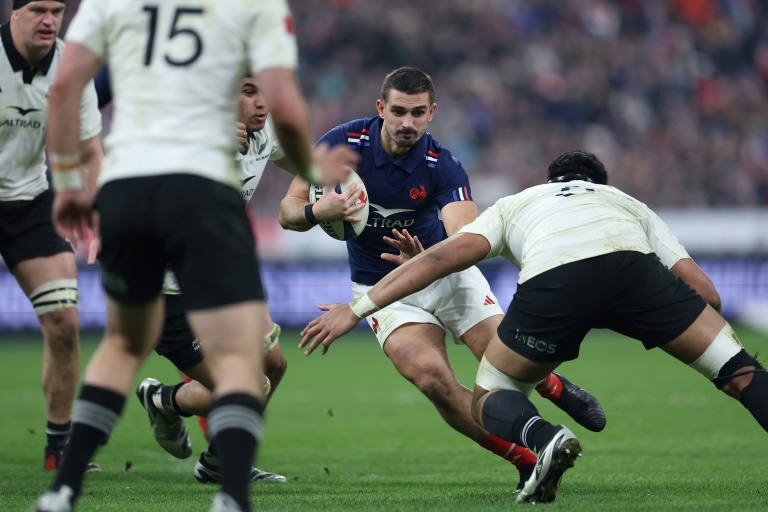 Le demi d'ouverture français Thomas Ramos (C), l'homme du match, avec le ballon lors du match entre la France et la Nouvelle-Zélande au Stade de France lors de la tournée d'automne, le 16 novembre 2024