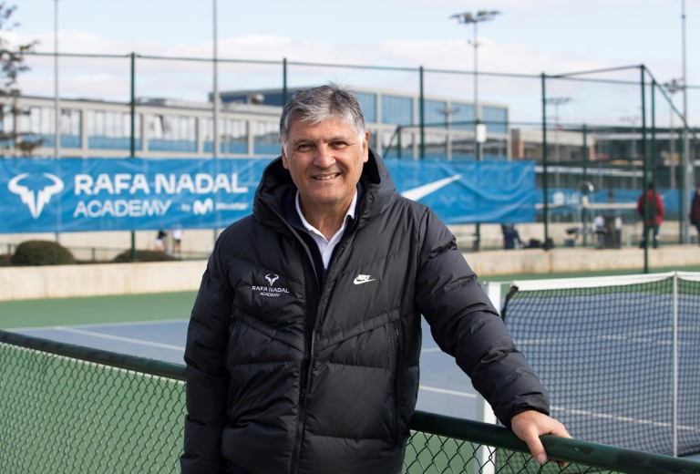 Toni Nadal devant un court de l'Académie Rafa Nadal, le 13 février 2023, dans la ville de Manacor, aux Baléares, sur l'île espagnole de Majorque.