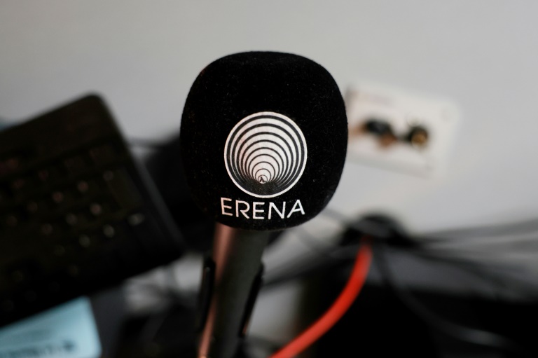 Dans le miniscule studio parisien de Radio Erena, seul média indépendant pouvant être écouté en Erythrée, le 31 octobre 2024