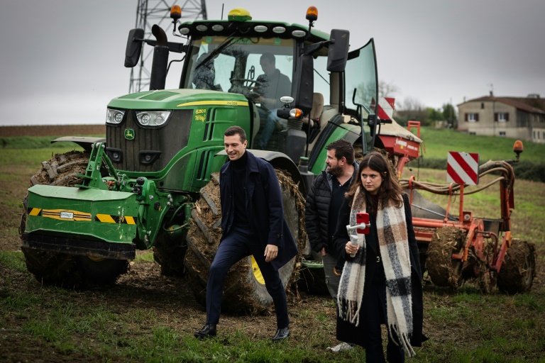 Jordan Bardella lors de la visite d'une ferme à Virazeil dans le Lot-et-Garonne le 10 novembre 2024