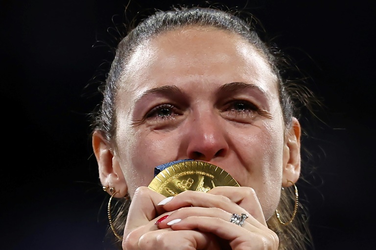 L'escrimeuse française Manon Apithy-Brunet médaillée d'or au sabre lors des JO de Paris, le 29 juillet 2024 au Grand Palais