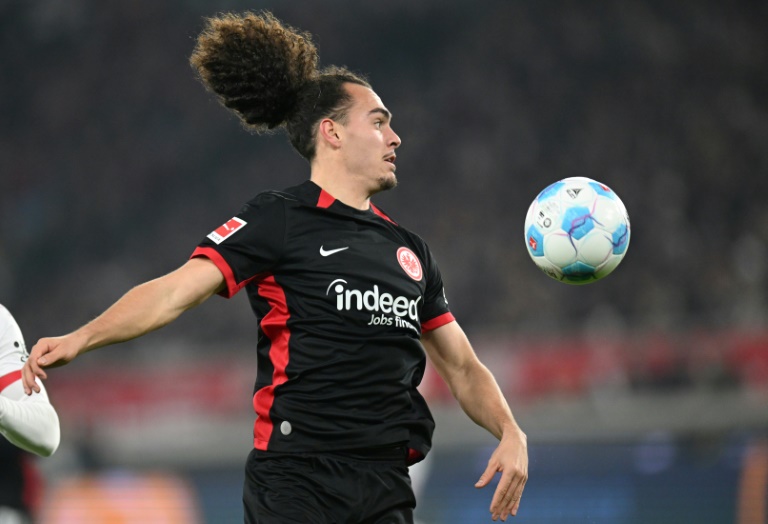 Le défenseur belge de l'Eintracht Francfort Arthur Theate lors du match de Bundesliga contre le VfB Stuttgart, à Stuttgart, le 10 novembre 2024