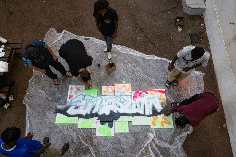 Des jeunes, placés au foyer Calendal par la justice, réalisent un graffiti avec le nom de Marseille, le 23 octobre 2024