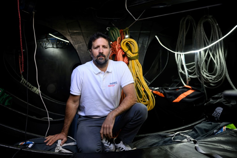 Le skipper français Yoann Richomme, qui pose dans son bateau Paprec Arkea cinq jours avant le départ, fait partie des favoris sur cette 10e édition du Vendée Globe