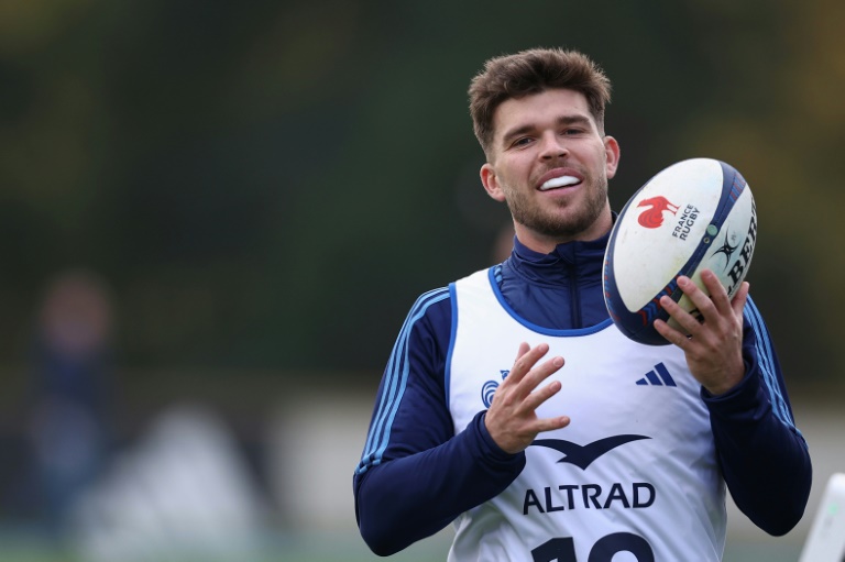 Le demi d'ouverture Matthieu Jalibert à l'entraînement avec l'équipe de France de rugby à Marcoussis au sud de paris le 6 novembre 2024 en France