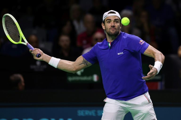 Matteo Berrettini en simple contre Thanasi Kokkinakis lors de la demi-finale de Coupe Davis Italie-Australie le 23 novembre 2024 à Malaga