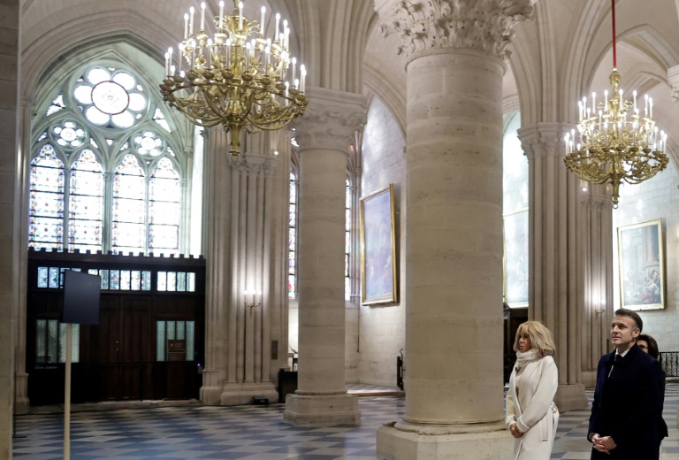 Le président Emmanuel Macron et son épouse Brigitte Macron visitent Notre-Dame de Paris le 29 novembre 2024