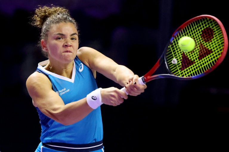 L'Italienne Jasmine Paolini renvoie la balle à la Chinoise Zheng Qinwen au championnat WTA Finals à Riyad, le 6 novembre 2024