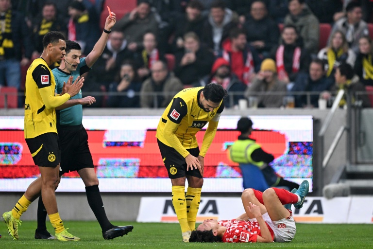 Le capitaine du BVB Emre Can a reçu un carton rouge dès la 26e minute lors de la rencontre entre Dortmund et Mainz, le 9 novembre 2024