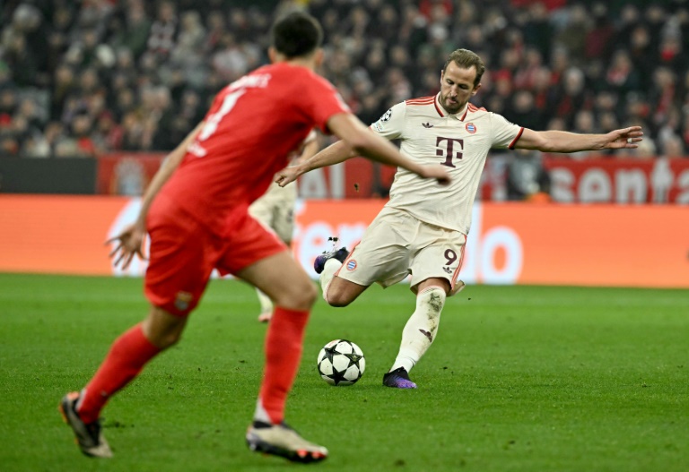 L'attaquant anglais du Bayern Munich Harry Kane tire le ballon pendant le match contre Benfica à Munich lors de la 4e journée de la Ligue des champions, le 6 novembre 2024