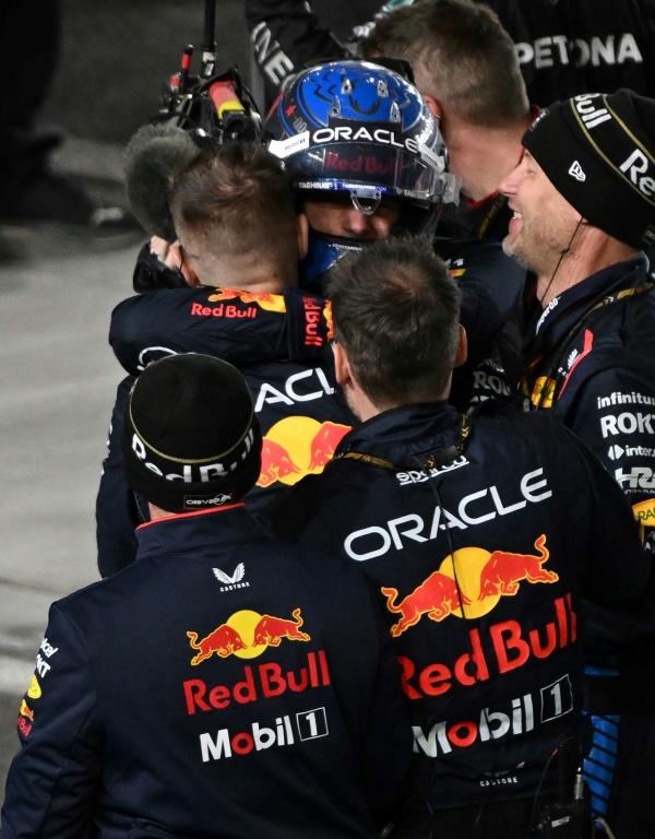 Le pilote néerlandais de Red Bull , Max Verstappen, félicité par des membres de son équipe pour son quatrième titre mondial consécutif de Formule 1 obtenu au terme du Grand Prix de Las Vegas, le 23 novembre 2024