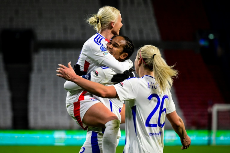 Wendy Renard (au centre) célèbre son but, le quatrième de lyon mercredi contre la Roma en Ligue des champions au Groupama Stadium de Decines-Charpieu.