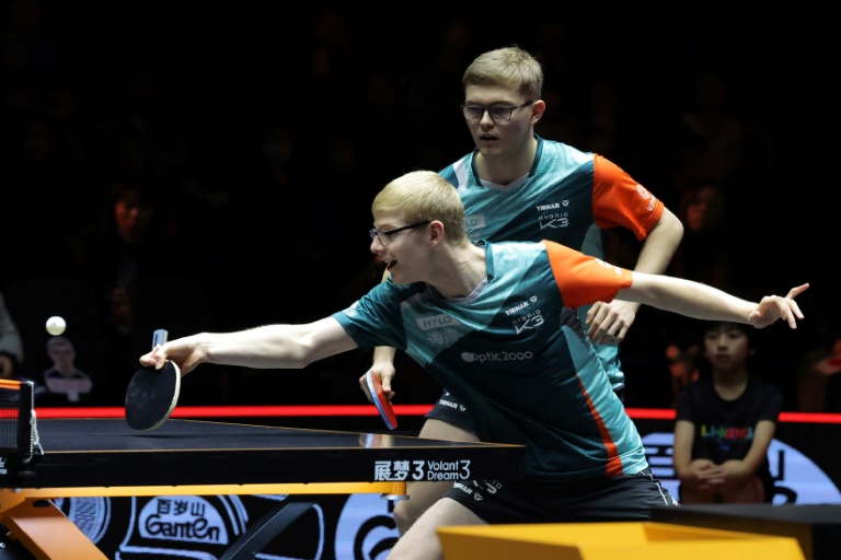 Les Français Alexis Lebrun (derrière) et Félix Lebrun (devant) jouent au premier tour de la compétition de double masculin contre les Japonais Tomokazu Harimoto et Sora Matsushima lors du tournoi de tennis de table WTT Finals 2024, à Kitakyushu, dans la préfecture de Fukuoka (Japon), le 21 novembre 2024