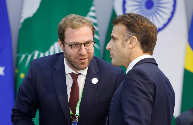 Le ministre de l'Economie Antoine Armand au côté du président Emmanuel Macron le 18 novembre 2024 au G20 à Rio de Janeiro, au Brésil