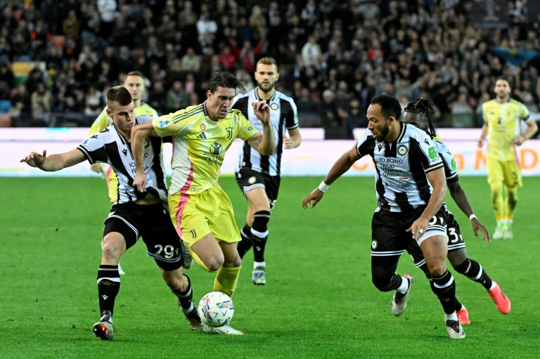 L'attaquant de la Juventus Dusan Vlahovic face au défenseur de l'Udinese Jaka Bijol lors de la 11e journée du Championnat d'Italie le 2 novembre 2024 à Udine