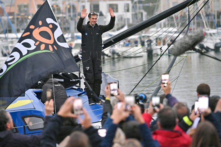 Le skipper français Charlie Dalin, grand favori, quitte le ponton à bord de son Imoca 60 « Apivia - Macif Sante Prevoyance » avant le départ de la 10e édition du Vendée Globe, le 10 novembre 2024