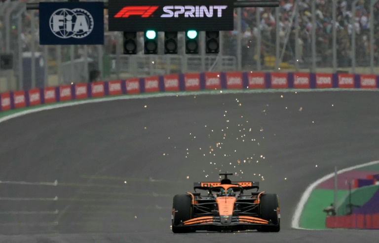 La McLaren de l'Australien Oscar Piastri lors des qualifications de la course sprint du Grand Prix de Formule 1 du Brésil, le 1er novembre 2024 à Interlagos