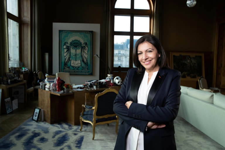 La maire de Paris, Anne Hidalgo, pose lors d'une séance photo dans son bureau à l'hôtel de ville, à Paris, le 24 janvier 2020