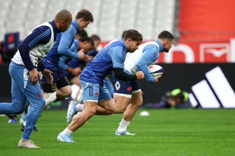 Antoine Dupont (au centre) lors d'une séance d'entrainement avant un match test contre le Japon au Stade de France le 8 novembre 2024.