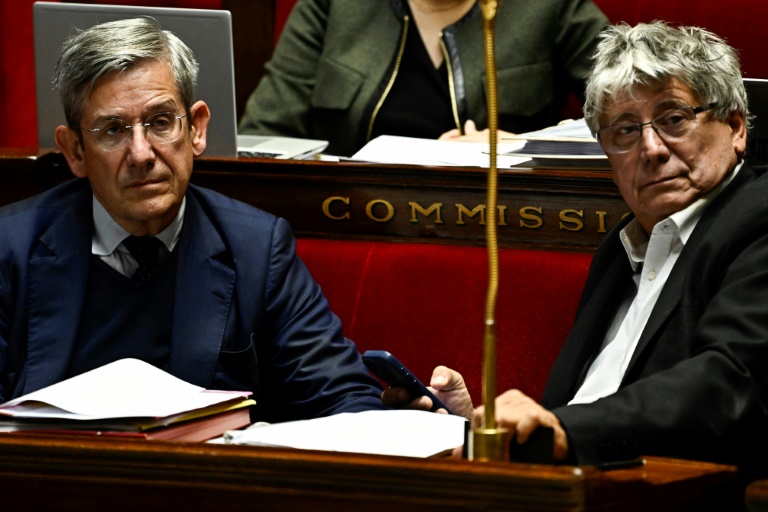 Le député centriste Charles de Courson (gauche), rapporteur général du budget, et le président de la commission des Finances, l'Insoumis Eric Coquerel, participent à une séance à l'Assemblée nationale, le 24 octobre 2024 à Paris