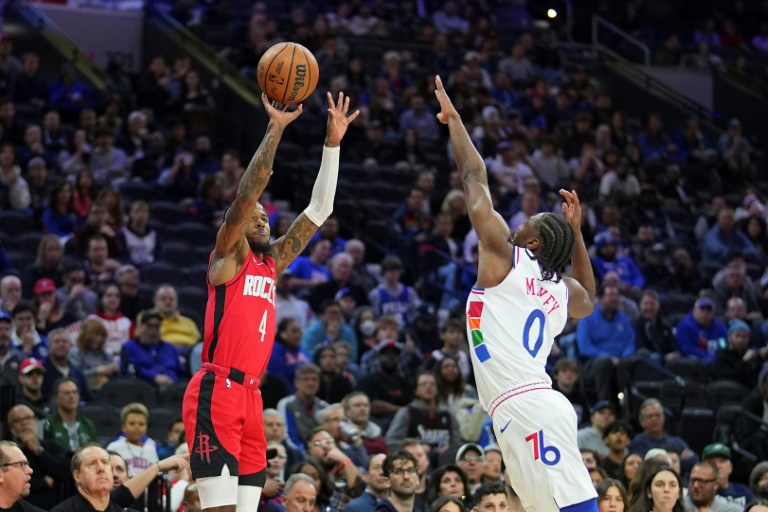 Jalen Green, des Houston Rockets, prend un tir lors du match de NBA contre les Philadelphia 76ers le 27 novembre 2024 à Philadelphie