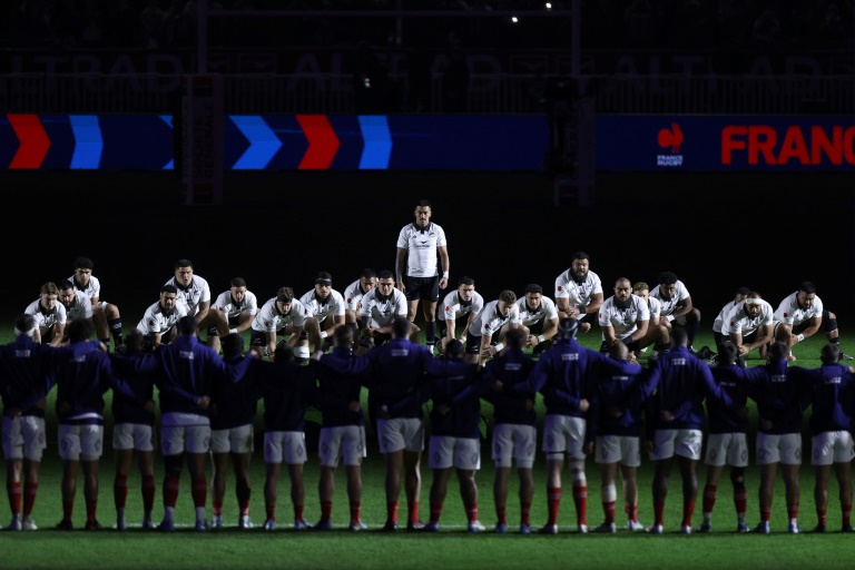 Les joueurs français se tiennent debout face aux joueurs néo-zélandais qui performent le haka avant le match-test entre la France et la Nouvelle-Zélande au Stade de France, le 16 novembre 2024