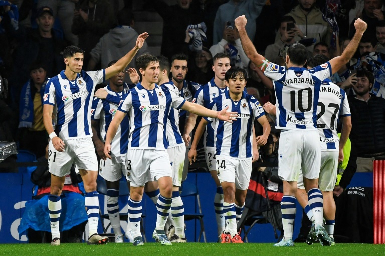 Les joueurs de la Real Sociedad exultent après le but marqué contre Barcelone lors de la rencontre de 13e journée de championnat d'Espagne au stade Anoeta à San Sebastian le 10 novembre 2024.