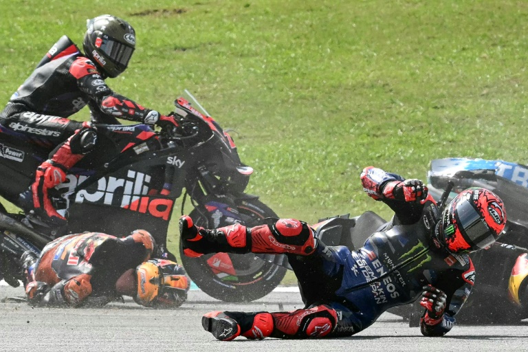 Chute de Fabio Quartararo  et du pilote australien Jack Miller (au sol) après leur collision sur le circuit de Sepang, le 3 novembre 2024