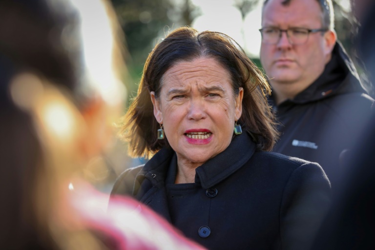 La présidente du Sinn Fein Mary Lou McDonald en campagne à Dublin le 25 novembre 2024