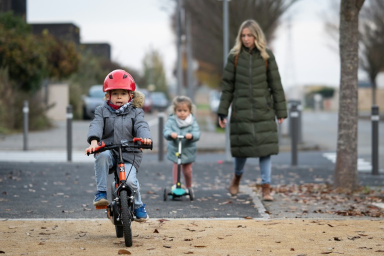 Sacha, 8 ans, atteint de la myopathie de Duchenne, fait du vélo accompagné de sa mère Hélène et de sa petite soeur Albane, le 6 novembre 2024 à Obernai, dans le Bas-Rhin