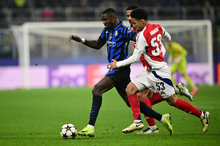 L'attaquant français de l'Inter Milan Marcus Thuram se bat pour le ballon avec le milieu de terrain anglais d'Arsenal Ethan Nwaneri lors du de la rencontre entre leurs deux équipes en 4e journée de la Ligue des champions à Milan, le 6 novembre 2024