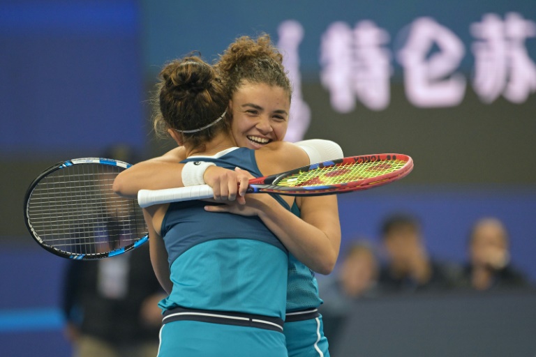 Jasmine Paolini (D) enlace sa coéquipière Sara Errani (G) après leur victoire en finale du double du tournoi de Pékin, le 6 octobre 2024