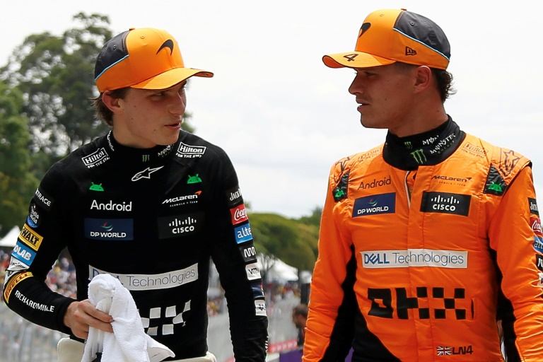 Le pilote australien de McLaren Oscar Piastri (g.) discute avec son coéquipier britannique Lando Norris après la course Sprint sur le circuit d'Interlagos, à Sao Paulo, le 2 novembre 2024, à la veille du Grand Prix de F1 du Brésil