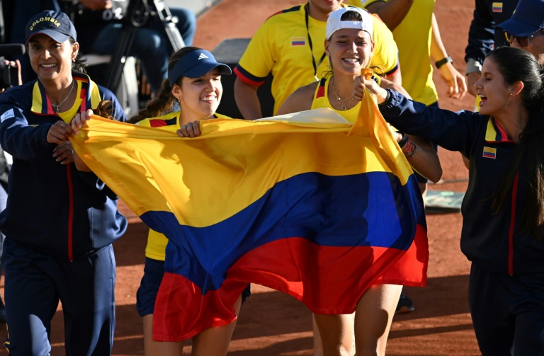 La joie des Colombiennes Camila Osorio et Emiliana Arango après avoir remporté le double décisif du barrage de BJK Cip contre la France le 17 novembre 2024 à Sopo près de  Bogota