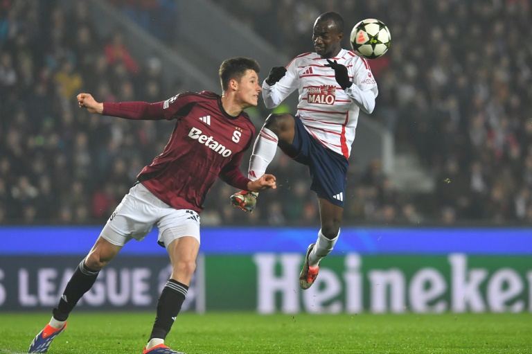 Le défenseur tchèque du Sparta Praha Martin Vitik (G) et le milieu de terrain malien de Brest Kamory Doumbia se disputent le ballon lors du match entre leurs deux clubs en 4e journéee de la Ligue des champions à Prague, le 6 novembre 2024