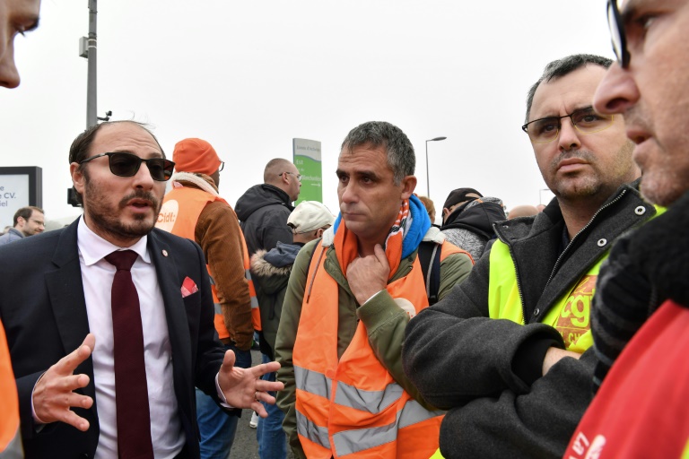 Le député du Maine-et-Loire Denis Masséglia (à gauche) s'entretient avec des salariés de l'usine Michelin de Cholet, le 5 novembre 2024