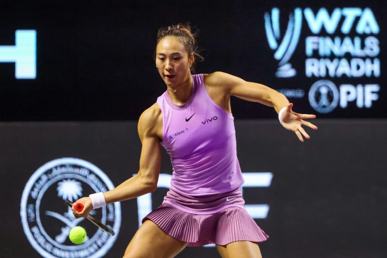 La Chinoise Qinwen Zheng au cours de son match de la 2e journée du groupe violet des Masters WTA contre la Kazakhe Elena Rybakina le 4 novembre 2024 à Ryad