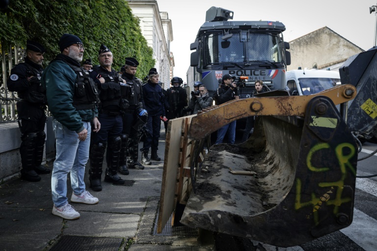 Des forces de police devant la préfecture du Lot-et-Garonne à Agen, le 19 novembre 2024, lors d'une manifestation d'agriculteurs à l'appel de la Coordination rurale