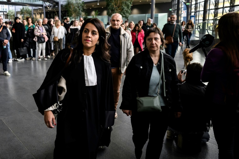 La mère de Victorine et son avocate, Me Kelly Monteiro, arrivent au palais de justice de Grenoble le 25 novembre 2024