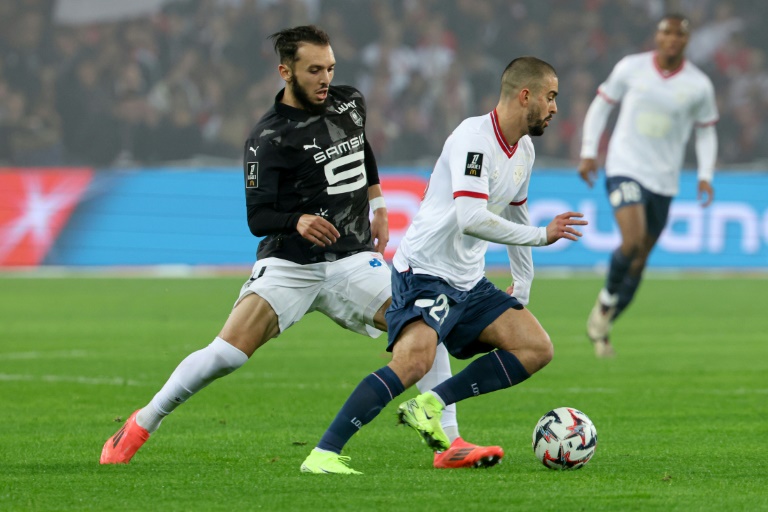 Edon Zhegrova, le buteur de Lille contre Rennes en Ligue 1, balle au pied le 24 novembre 2024 au stade Pierre-Mauroy à Villeneuve-d'Ascq