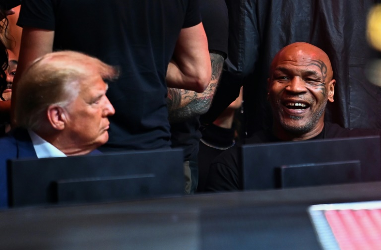 Donald Trump, le 8 avril 2023 à Miami,  à côté du boxeur Mike Tyson