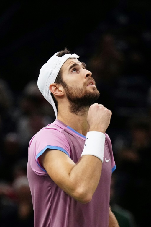 Le Russe Karen Khachanov lors de sa victoire en quart de finale du Masters 1000 de Paris face au Bulgare Grigor Dimitrov, le 1er novembre 2024 à Bercy