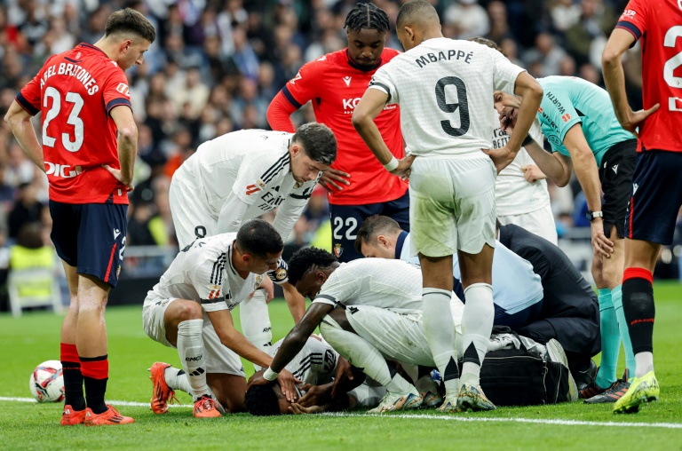 Le défenseur du Real Madrid Eder Militao, blessé et à terre contre Osasuna en Liga, le 9 novembre 2024 à Madrid.