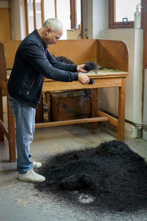 Frédéric Brigaud prépare des garnitures pour la fabrication de brosses à cheveux, pinceaux, balais et brosses techniques à l'atelier Brigaud SAS, dans le village d'Hermes, dans l'Oise, le 9 octobre 2024