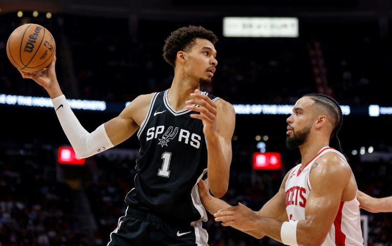 Victor Wembanyama (g.), des San Antonio Spurs, face à Dillon Brooks (d.), des Houston Rockets, lors d'un match NBA, à Houston, le 06 novembre 2024