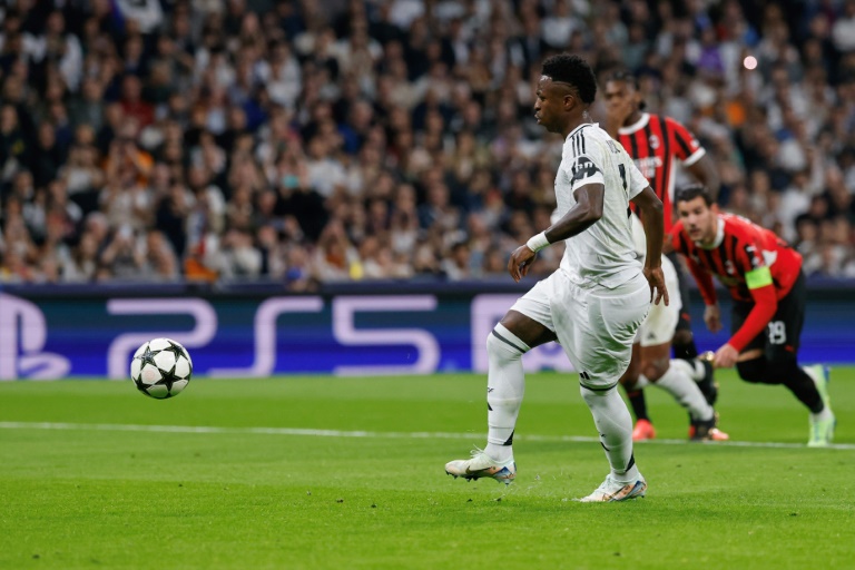 L'attaquant brésilien du Real, Vinicius Junior, égalise contre l'AC Milan d'une panenka sur penalty, en Ligue des champions, le 5 novembre 2024 à Madrid