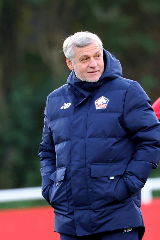 L'entraîneur lillois Bruno supervise l'entraînement de ses joueurs au Domaine de Luchin, près de Lille,le 4 novembre 2024