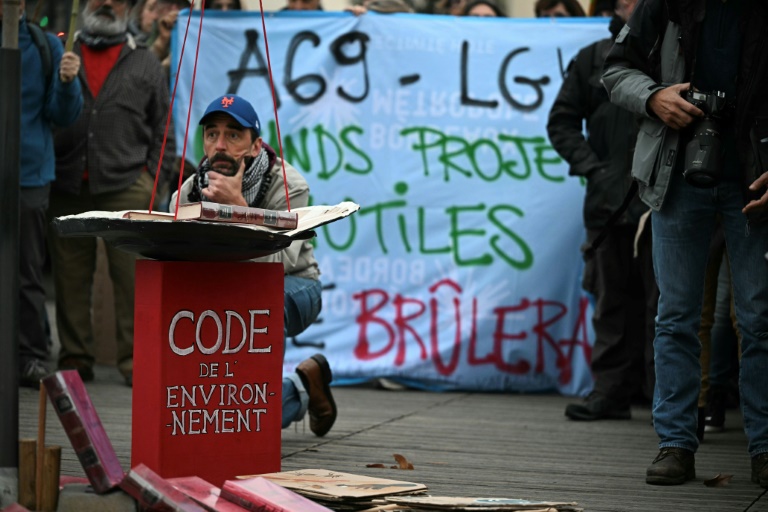 Manifestation devant l'audience du tribunal administratif de Toulouse pour protester contre la construction de l'autoroute A69, le 25 novembre 2024